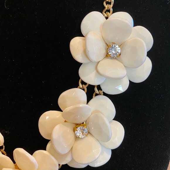 Beautiful Flower Statement Necklace! - Picture 2 of 7